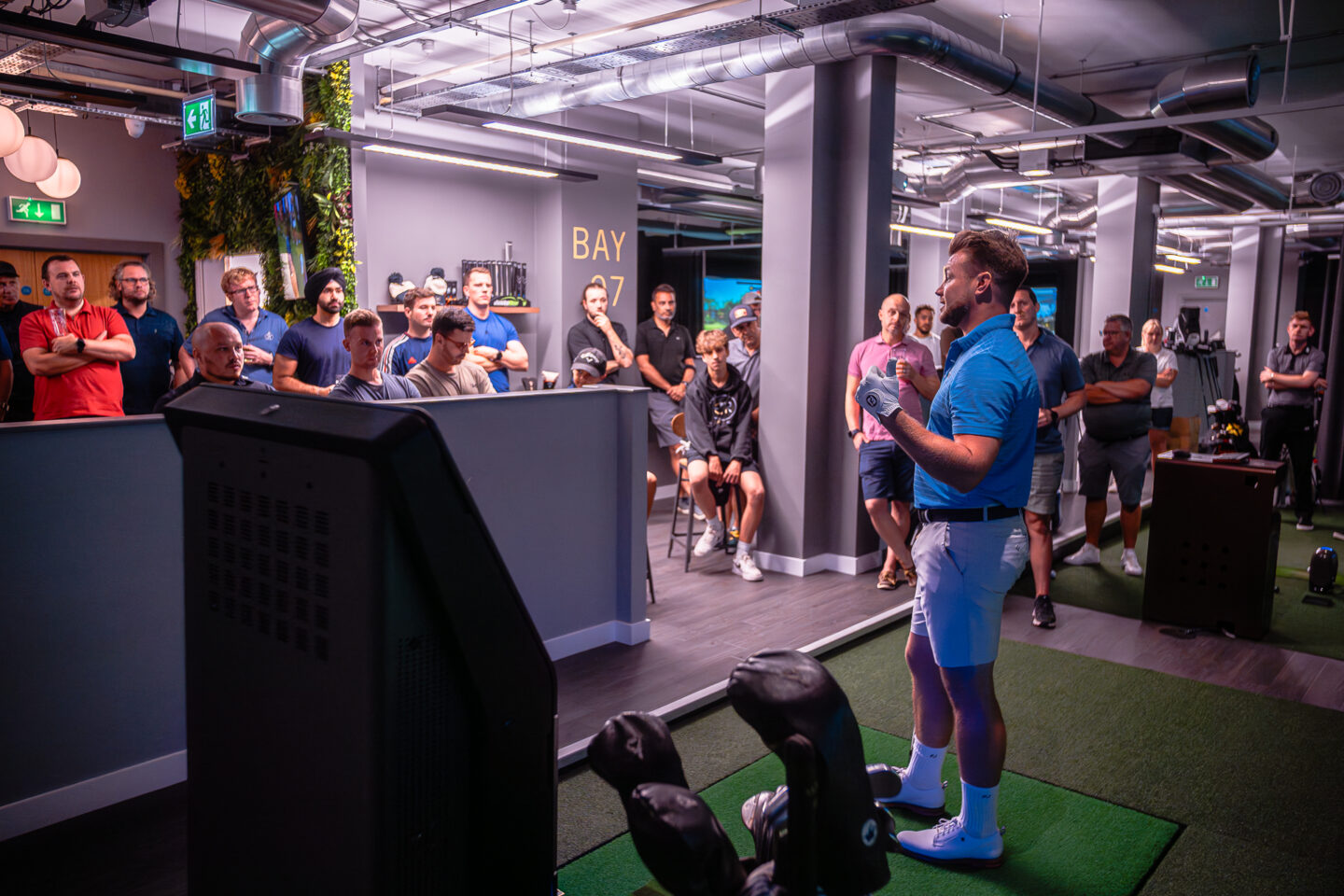 golf room with playing indoor golfing 
