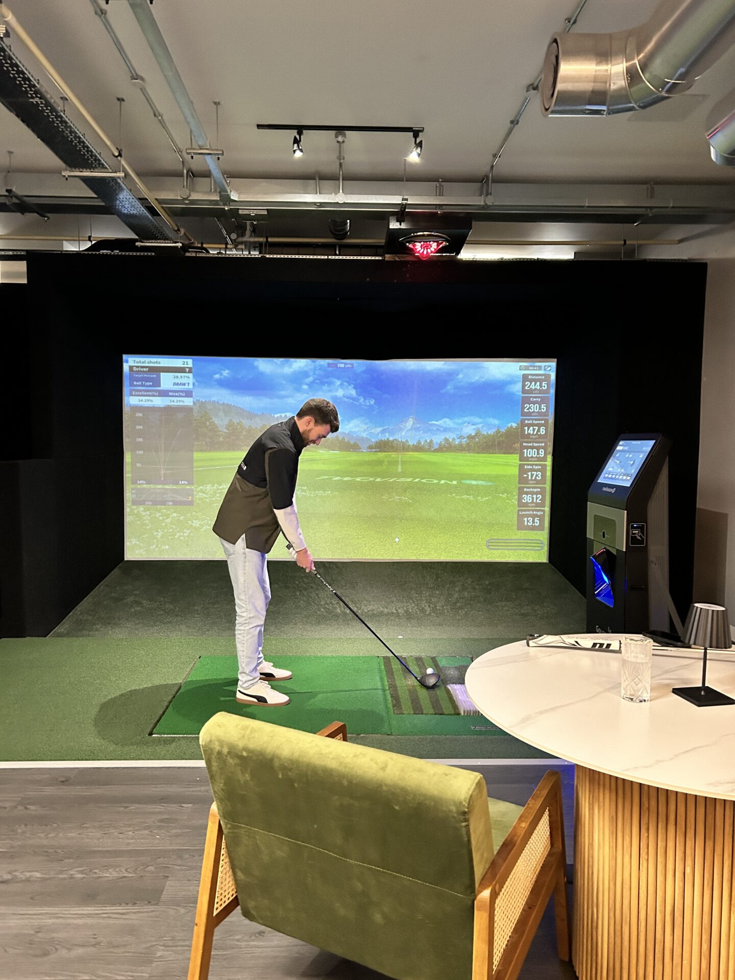 golf room with playing indoor golfing 